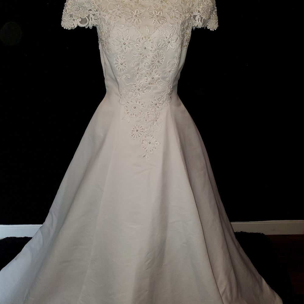Vintage? Pristine white wedding gown with train